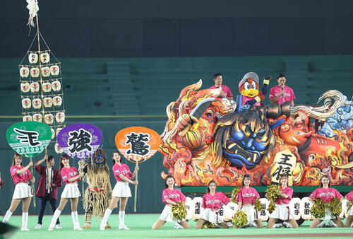 楽天対西武 試合前、「TOHOKU HERO RIDE」の上からあいさつする楽天アンバサダーの銀次氏(左)と岡島豪郎氏(撮影・河田真司)