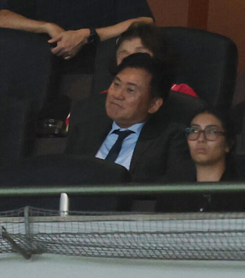 楽天対西武を見守る楽天三木谷浩史オーナー(撮影・増田悦実)