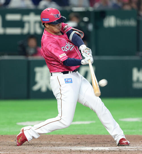 楽天対西武 延長11回裏楽天1死、中越え同点ソロ本塁打を放つ浅村栄斗(撮影・河田真司)