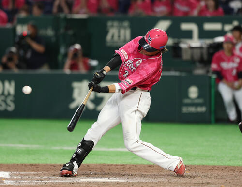 楽天対西武 12回裏楽天2死二塁、サヨナラ安打を放つ黒川史陽(撮影・増田悦実)