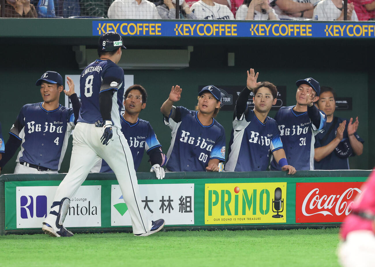 楽天対西武　3回表西武無死、左中間先制ソロ本塁打で生還する渡部聖弥（左から2人目）を迎えるチームメート（撮影・河田真司）