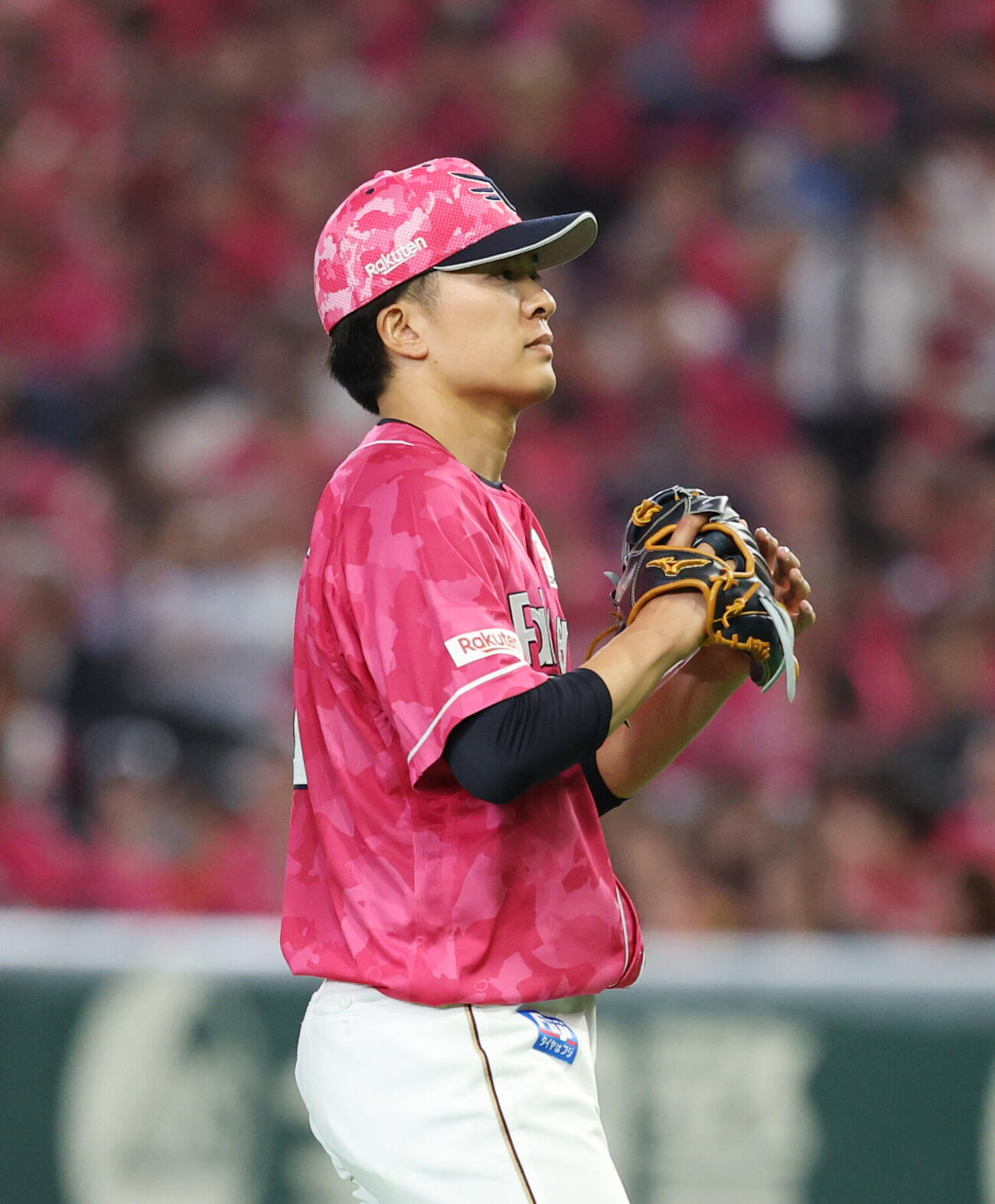 楽天対西武　3回表西武2死二塁、失策で滝沢夏央に出塁を許す早川隆久（撮影・増田悦実）