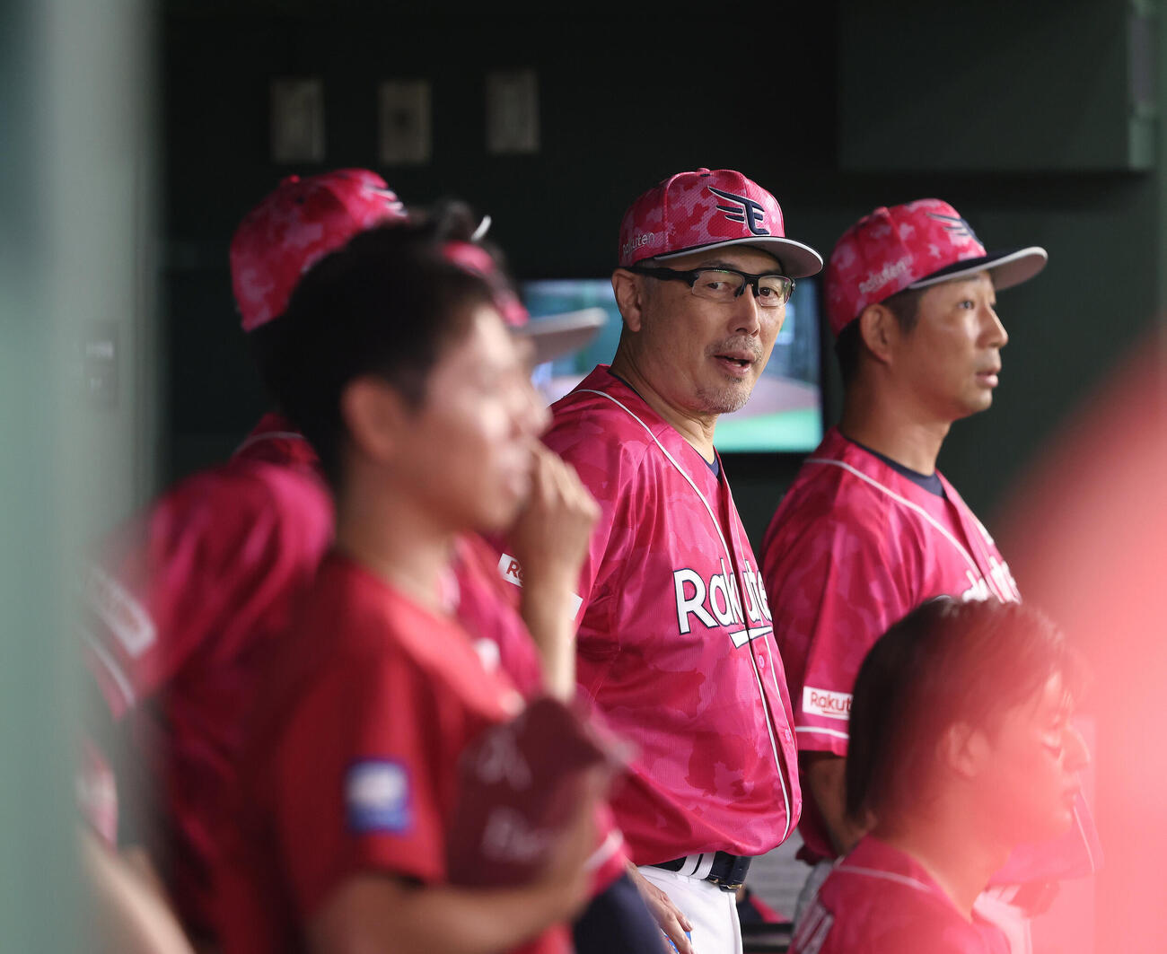 楽天対西武　延長11回裏、戦況を見守る吉井理人監督（撮影・河田真司）