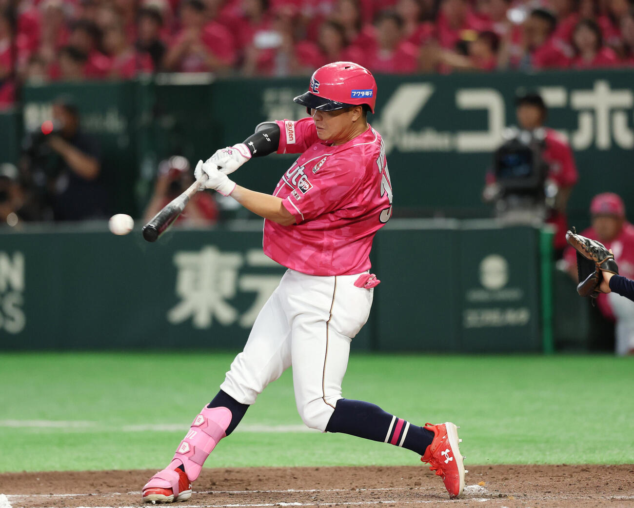 楽天対西武　7回裏楽天2死一、二塁、適時打を放つ渡邊佳明（撮影・増田悦実）