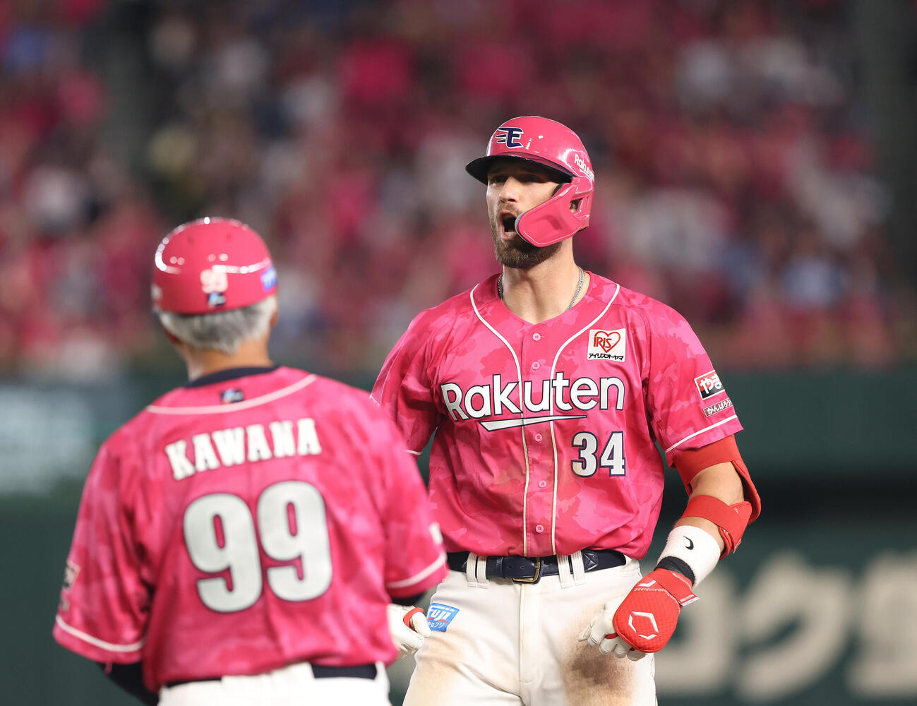 楽天対西武　7回裏楽天2死満塁、左前同点適時打を放ち出塁するマッカスカー（撮影・河田真司）