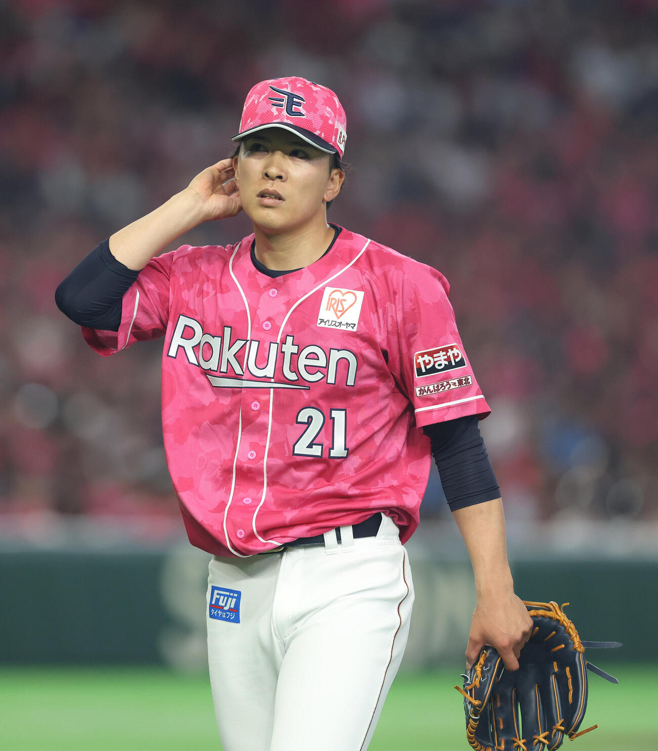 楽天対西武　7回表を終え、浮かない表情でベンチに戻る早川隆久（撮影・河田真司）