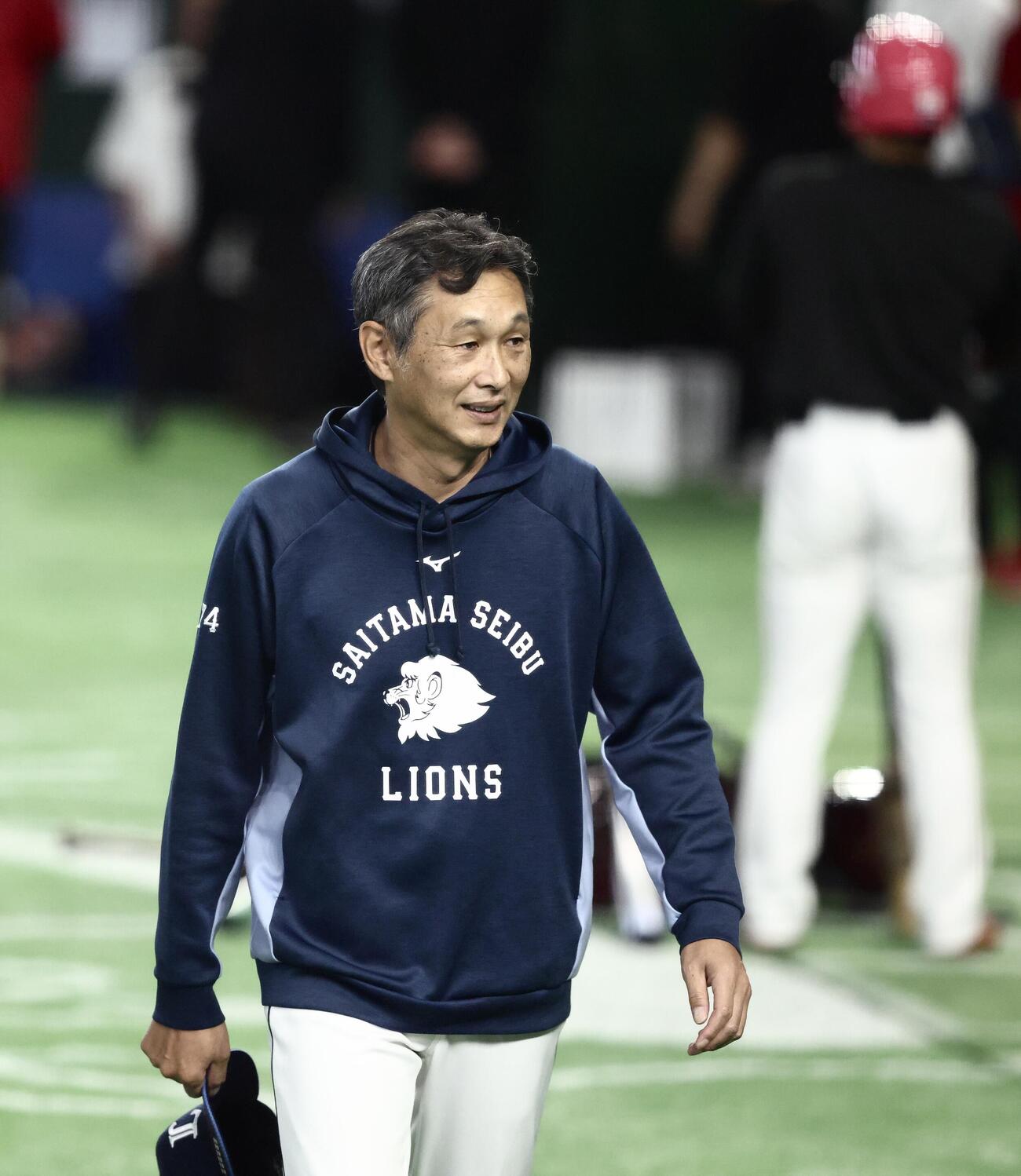 楽天対西武　試合前、移動する西武西口文也監督（撮影・河田真司）