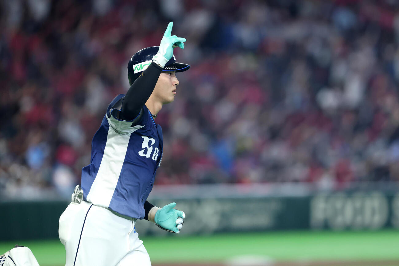 楽天対西武　8回表西武無死一塁、左越え2点本塁打を放つ長谷川信哉（撮影・河田真司）