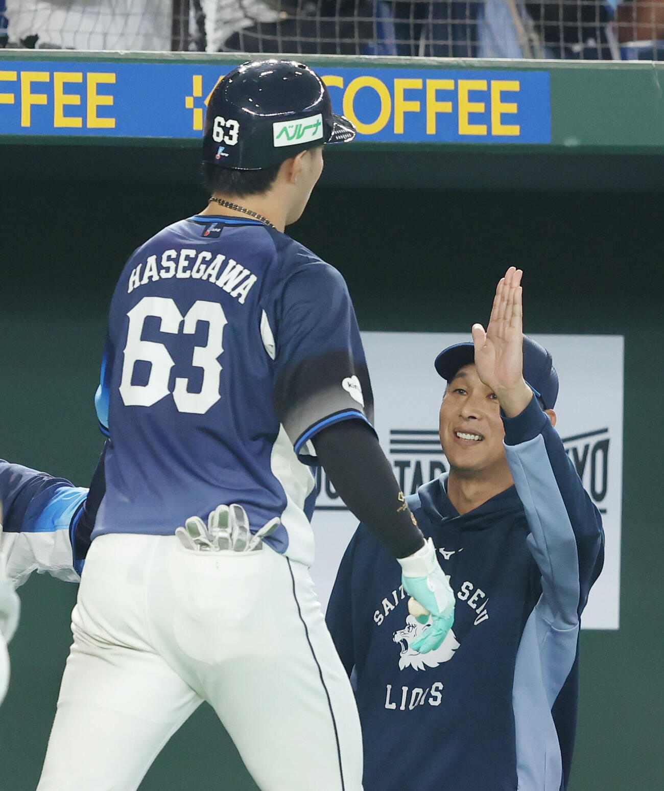 楽天対西武　8回表西武無死一塁、左越え2点本塁打で生還する長谷川信哉（左）を迎える西口文也監督（撮影・河田真司）