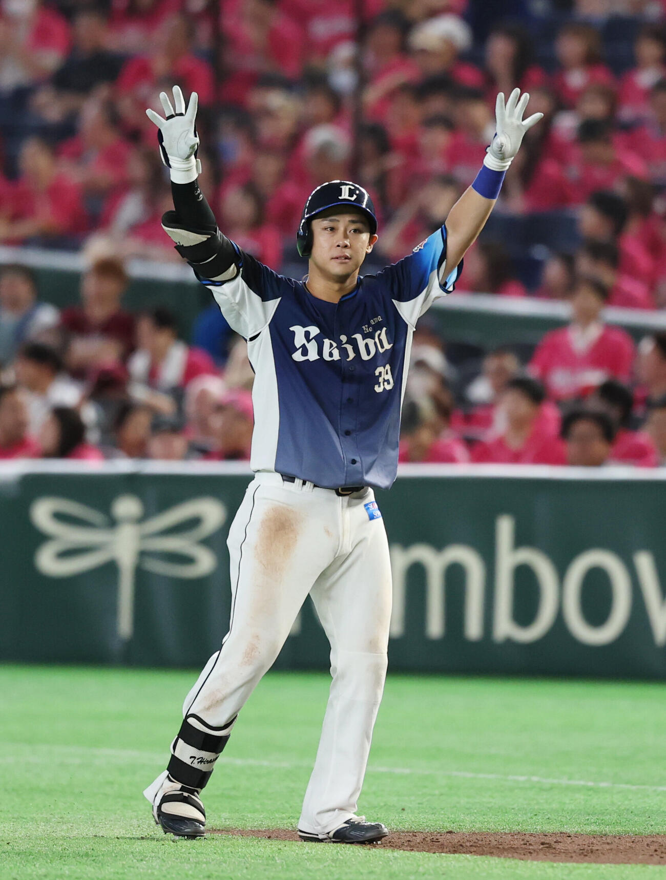楽天対西武　11回表西武無死、安打を放ち喜ぶ平沢大河（撮影・増田悦実）