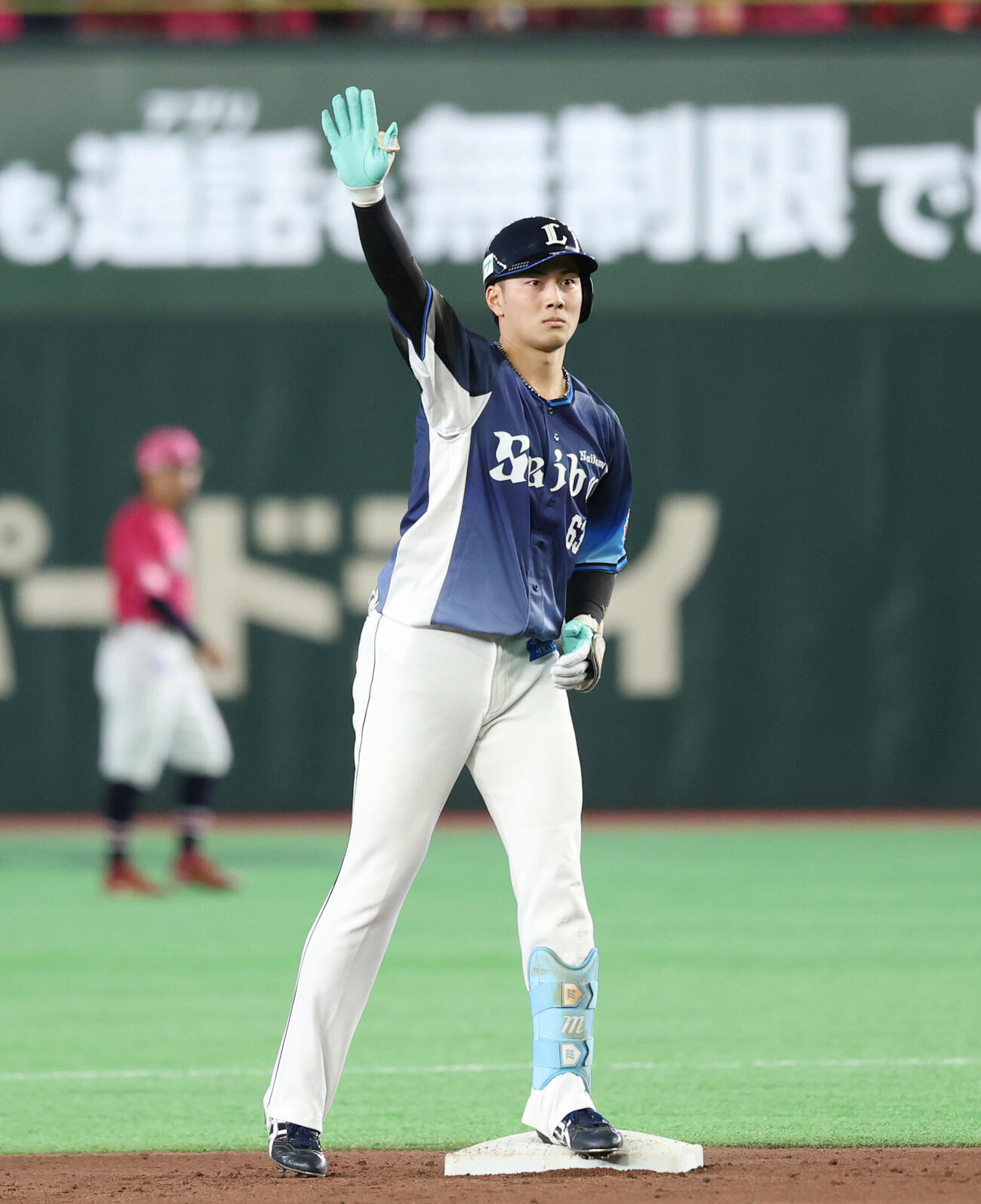 楽天対西武　3回表西武2死一、三塁、2点適時二塁打を放ちポーズをする長谷川信哉（撮影・増田悦実）