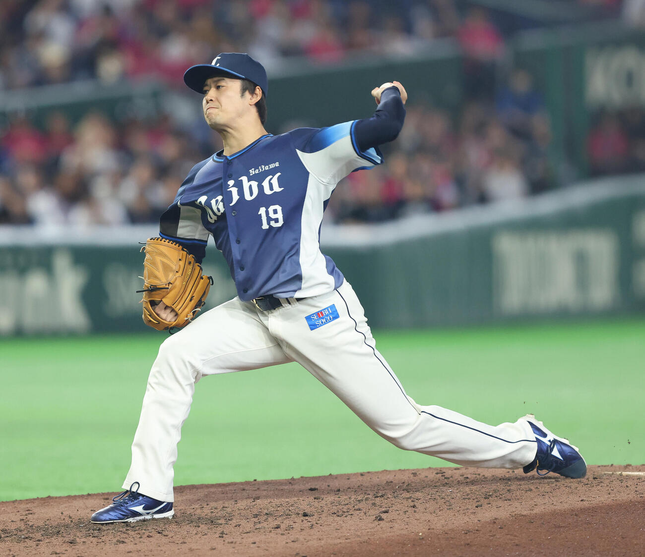 楽天対西武　7回裏、3番手で登板する佐藤隼輔（撮影・河田真司）