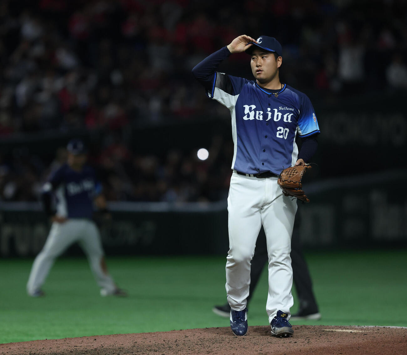 楽天対西武　延長11回裏楽天1死、浅村栄斗に中越え同点ソロ本塁打を浴びる岩城颯空（撮影・河田真司）