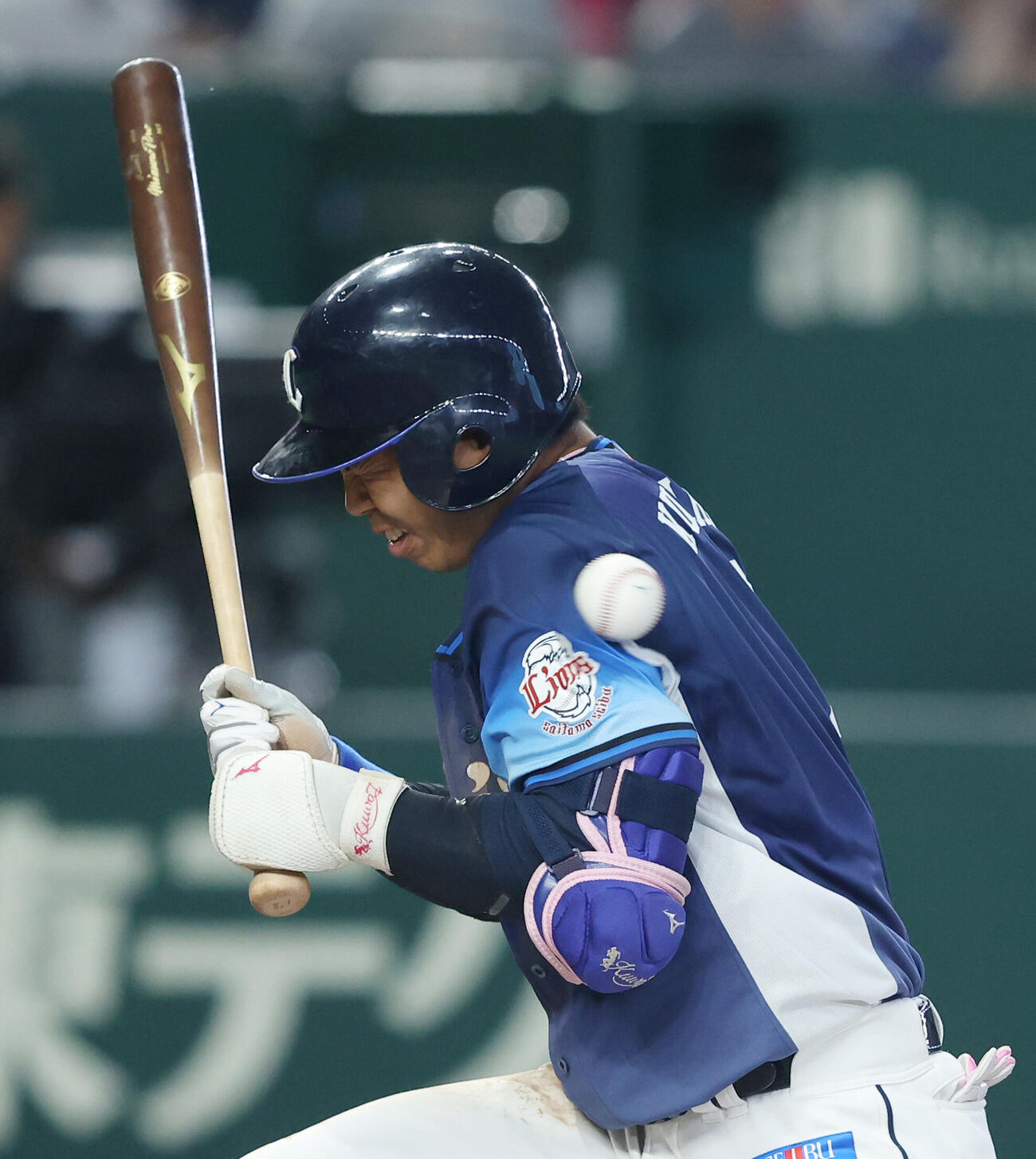 楽天対西武　延長11回表西武2死一塁、死球を受ける桑原将志（撮影・河田真司）