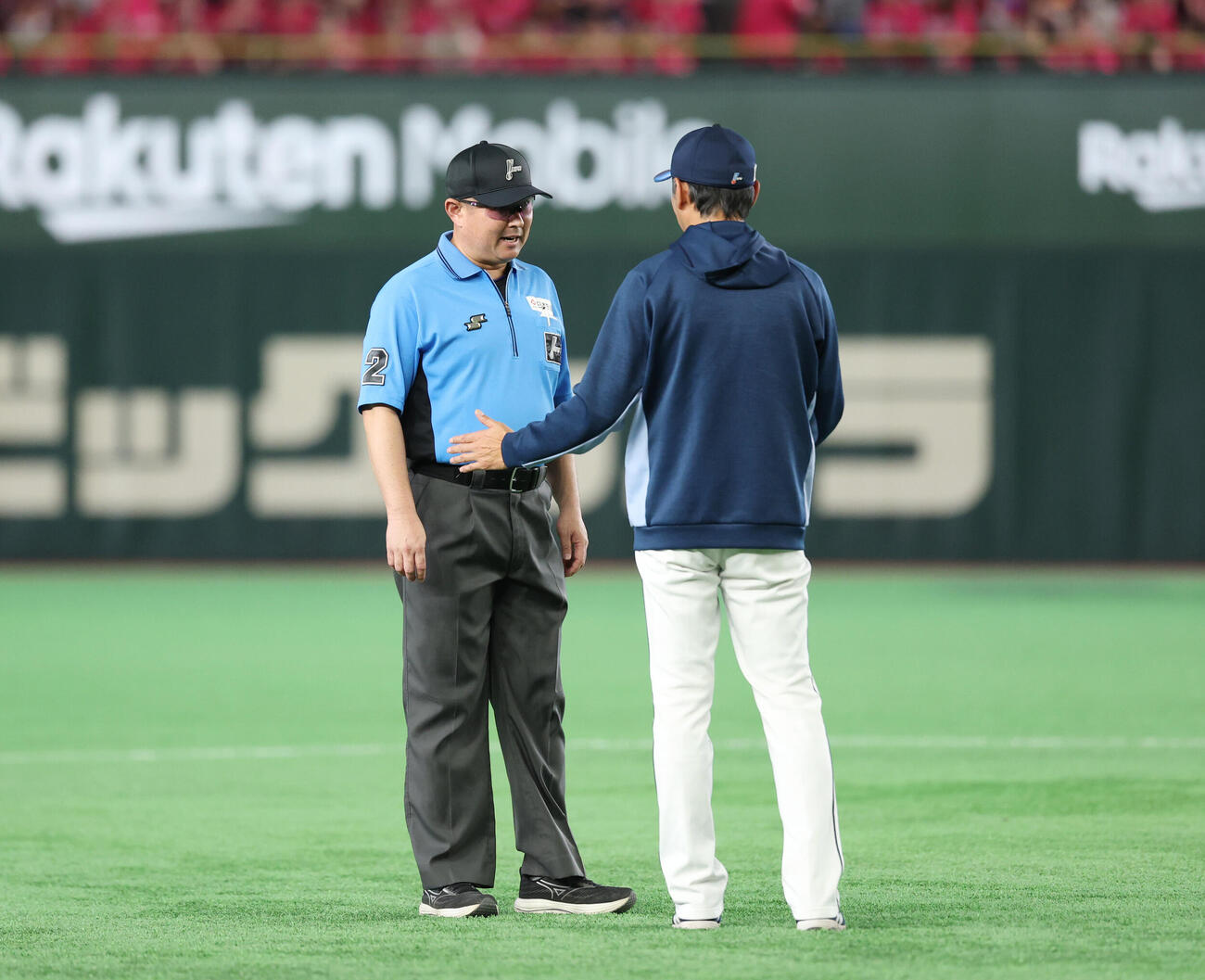 楽天対西武　9回表西武無死一塁、渡部聖弥のアウトについて抗議する西口文也監督（撮影・増田悦実）