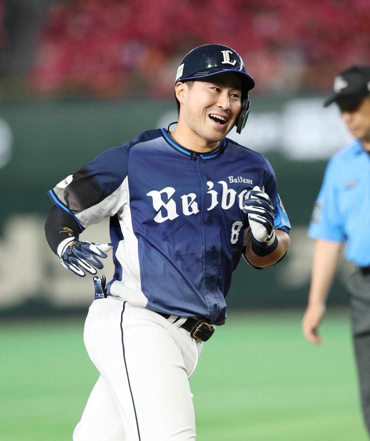 楽天対西武　7回表西武無死、本塁打を放ち笑顔を見せる渡部聖弥（撮影・増田悦実）