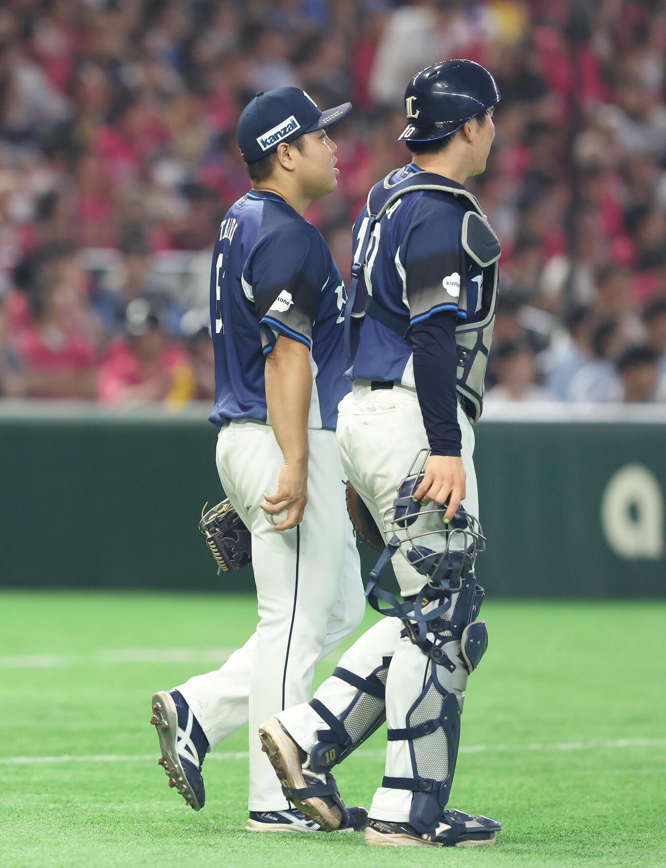 楽天対西武　3回裏楽天無死一、二塁、佐藤直樹に適時二塁打を許す平良海馬（左）と小島大河（撮影・河田真司）