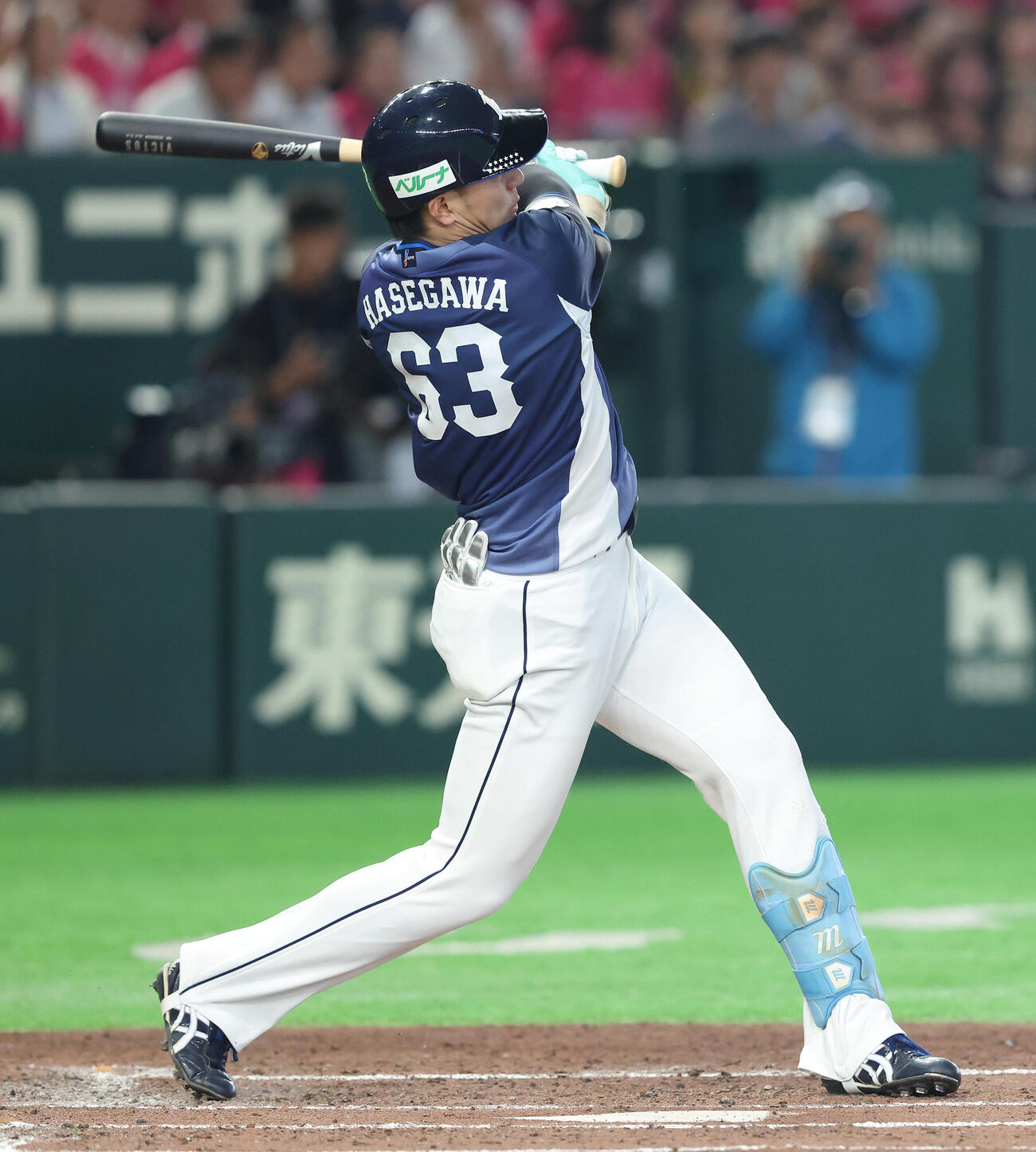 楽天対西武　3回表西武2死一、三塁、2点適時二塁打を放つ長谷川信哉（撮影・河田真司）