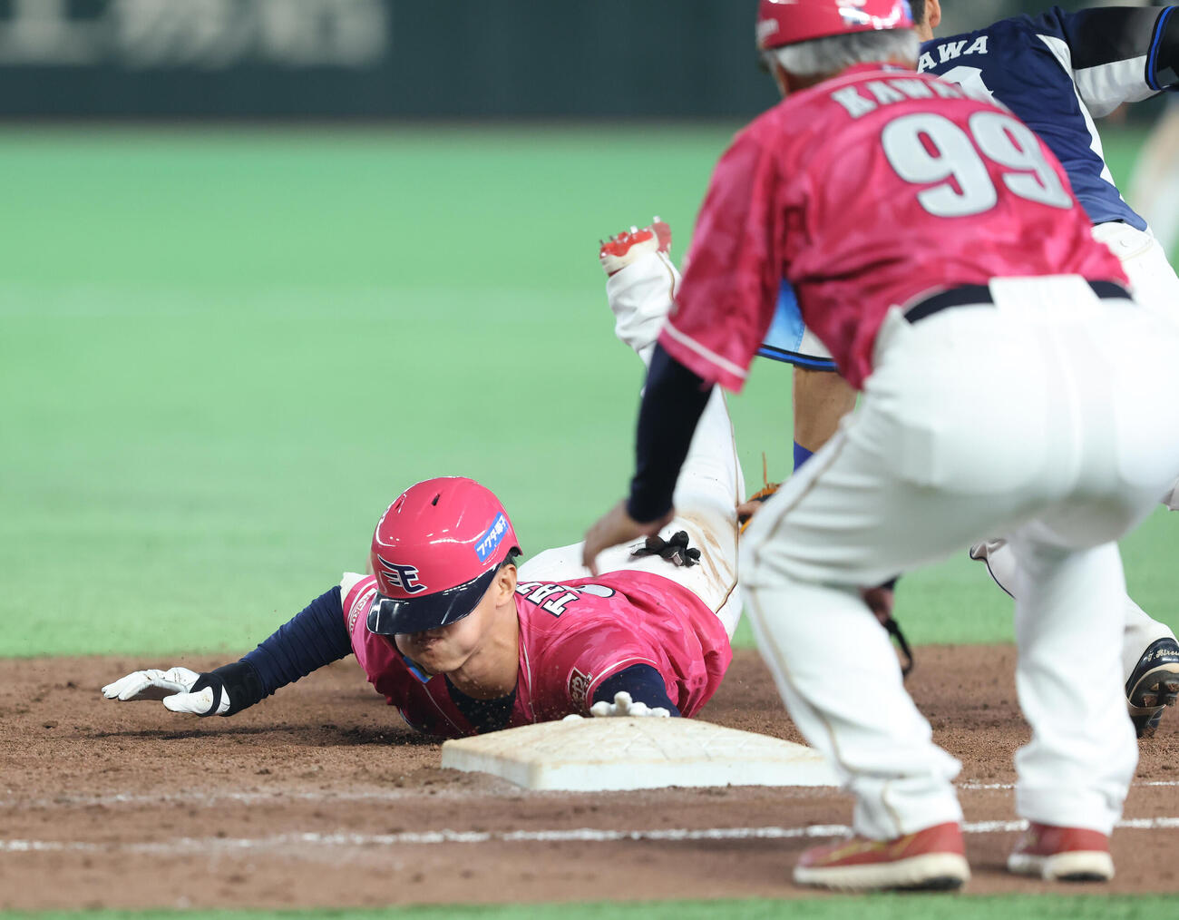 楽天対西武　9回裏楽天無死一塁、走塁死に倒れる辰己涼介（撮影・河田真司）
