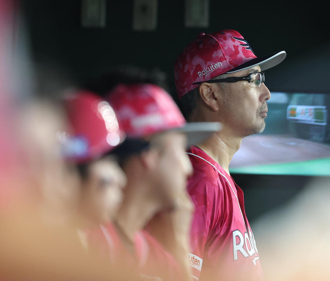 楽天対西武　9回裏、戦況を見守る吉井理人監督（撮影・河田真司）
