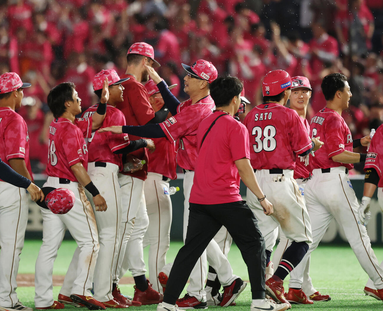 楽天対西武　サヨナラ勝ちしナインとタッチを交わす楽天吉井理人監督（撮影・増田悦実）