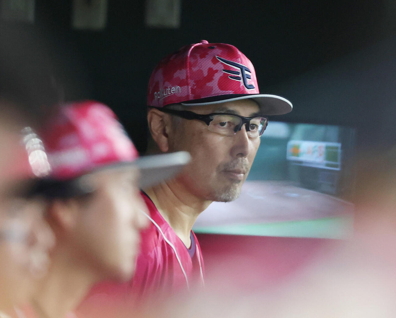 楽天対西武　9回裏、戦況を見守る吉井理人監督（撮影・河田真司）