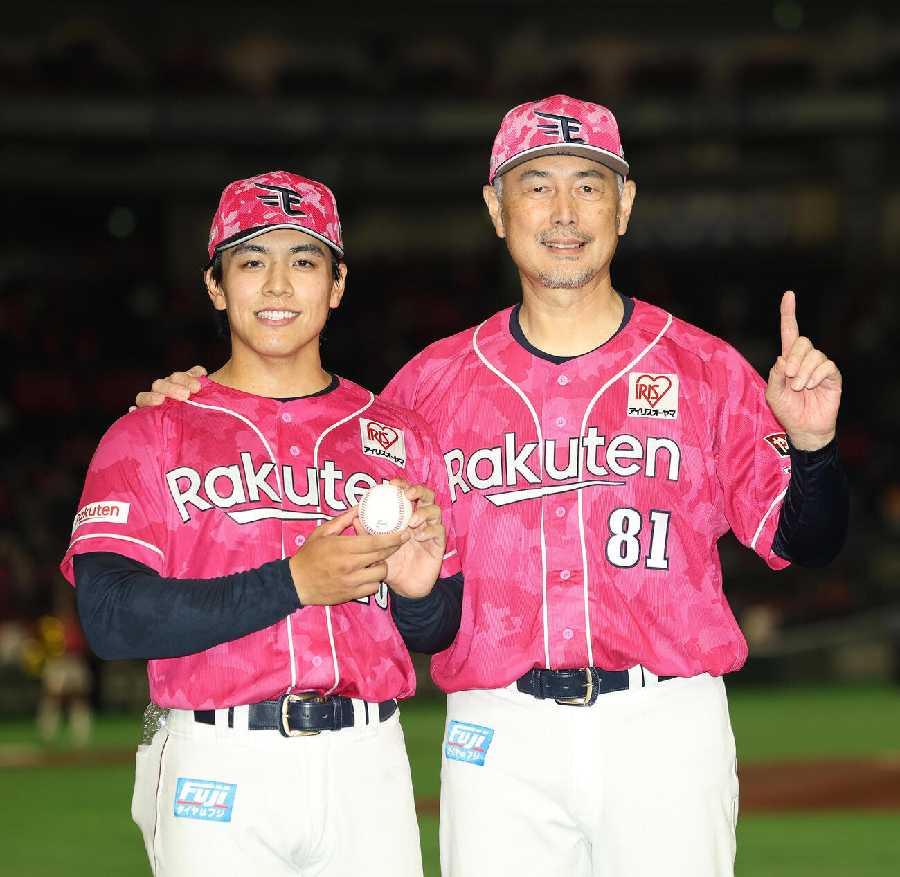 楽天対西武　プロ初勝利を挙げた中込陽翔（左）と写真に納まる楽天吉井理人監督（撮影・河田真司）