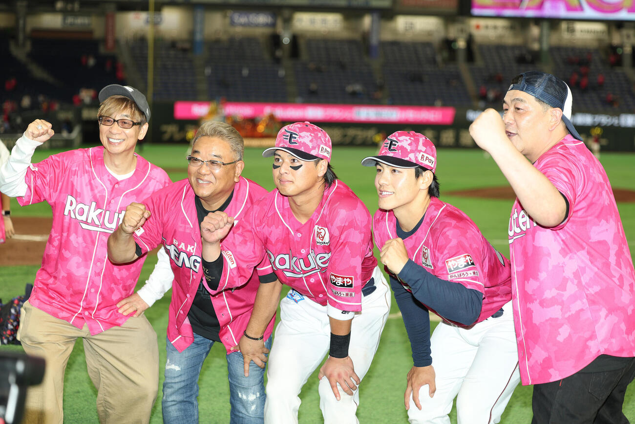 楽天対西武　西武に勝利し写真に納まる、左から山寺宏一、サンドウィッチマン伊達みきお、黒川史陽、中込陽翔、サンドウィッチマン富澤たけし（撮影・河田真司）
