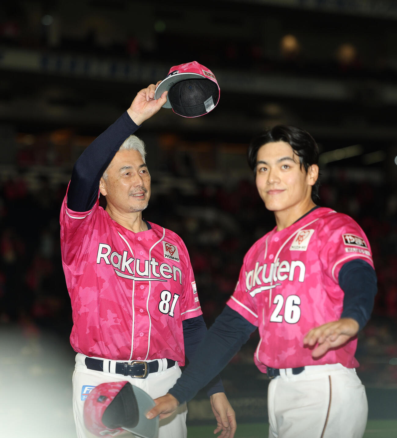 楽天対西武　西武に勝利し、声援に応える楽天吉井理人監督（左）とプロ初勝利を挙げた中込陽翔（撮影・河田真司）