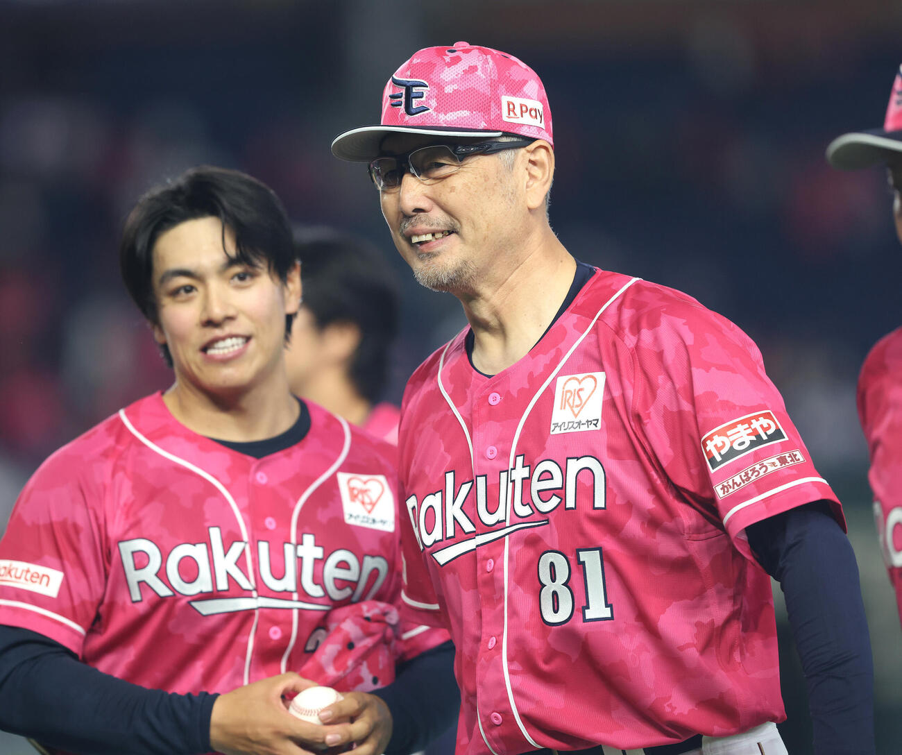 楽天対西武　西武に勝利し、プロ初勝利を挙げた中込陽翔（左）に勝利球を手渡す楽天吉井理人監督（撮影・河田真司）