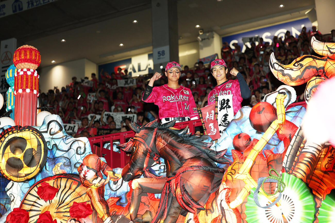 楽天対西武　西武に勝利し、観客席をバックに写真に納まる黒川史陽（左）とプロ初勝利を挙げた中込陽翔（撮影・河田真司）