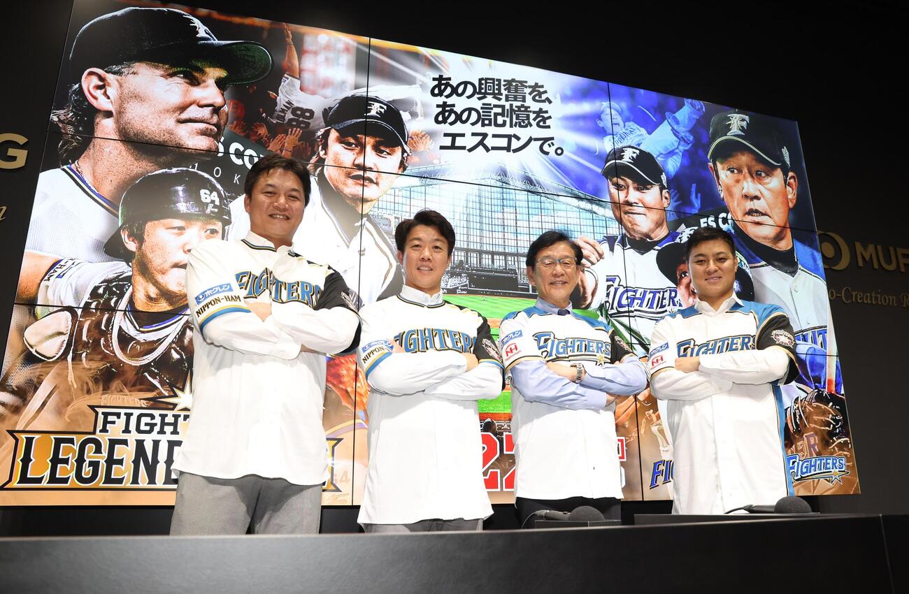 「FIGHTERS LEGENDS GAME」の記者会見に意気込む左から金子誠氏、鶴岡慎也氏、栗山英樹氏、田中賢介氏（撮影・黒川智章）