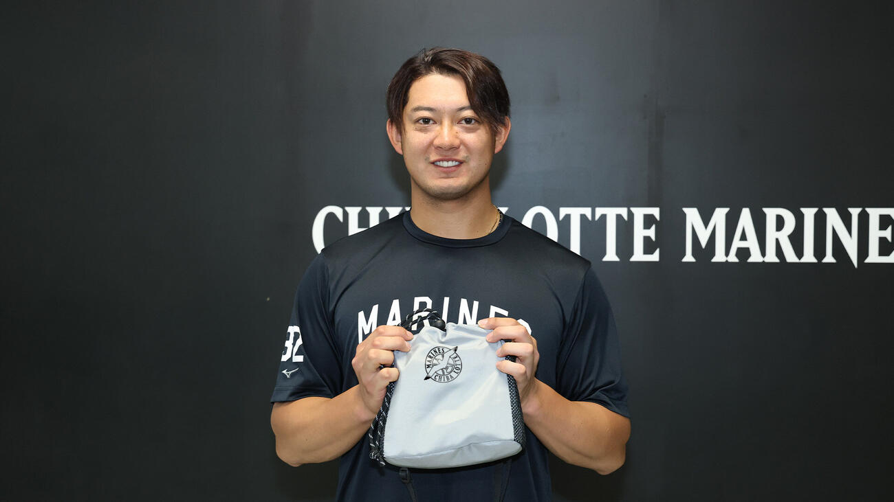 マリーンズ夏祭巾着を持つ佐藤都志也