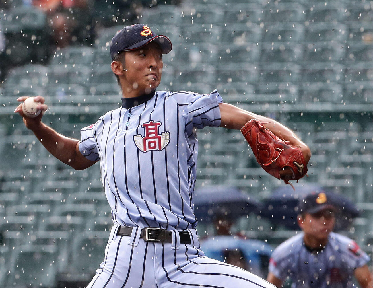 15年8月8日　白樺学園対下関商　1回裏、雨が降る中、投球する白樺学園先発の河村（撮影・江口和貴）