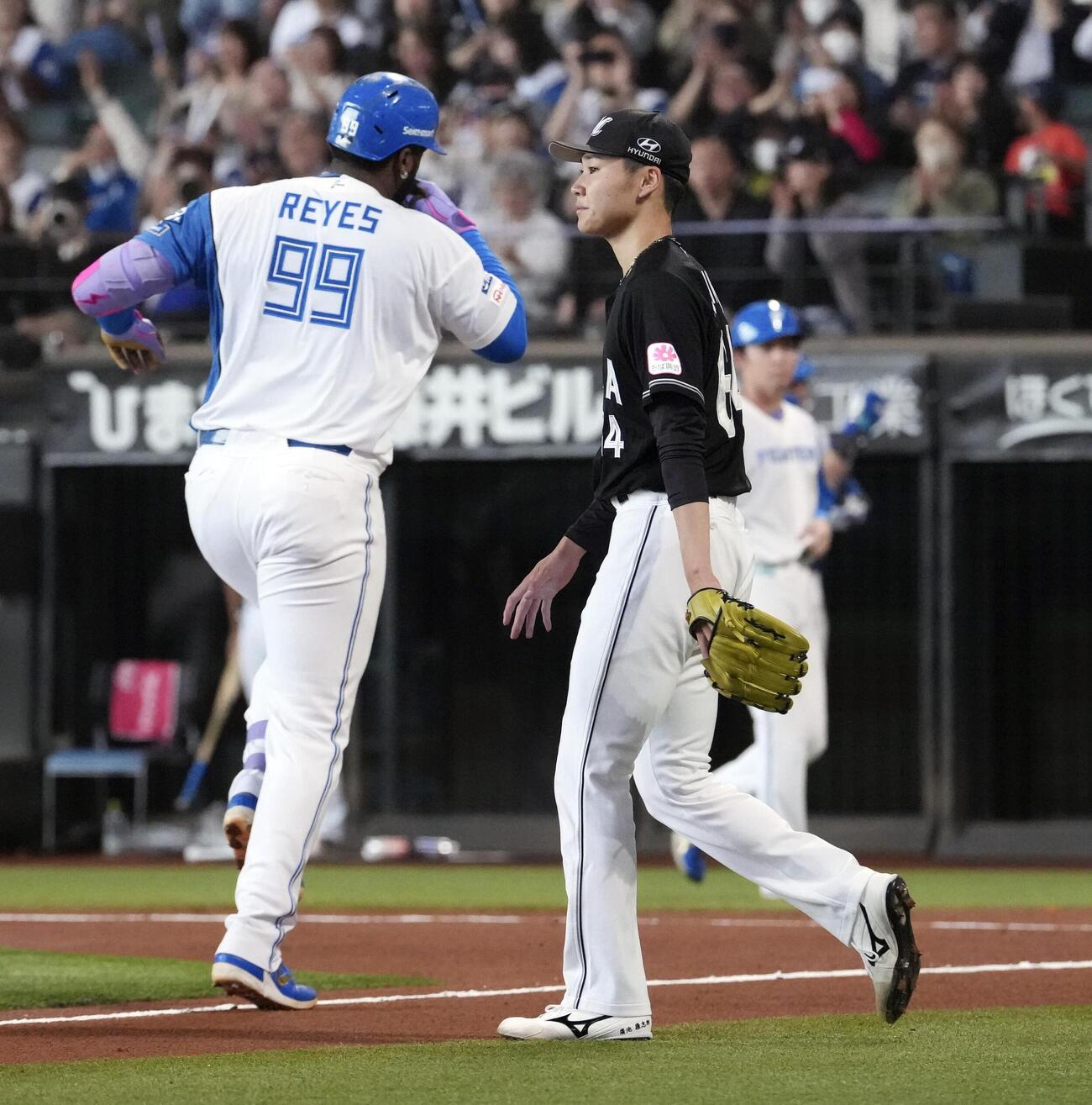 1回、日本ハムのレイエス（左）に先制ソロを浴びたロッテ・広池＝エスコンフィールド（共同）