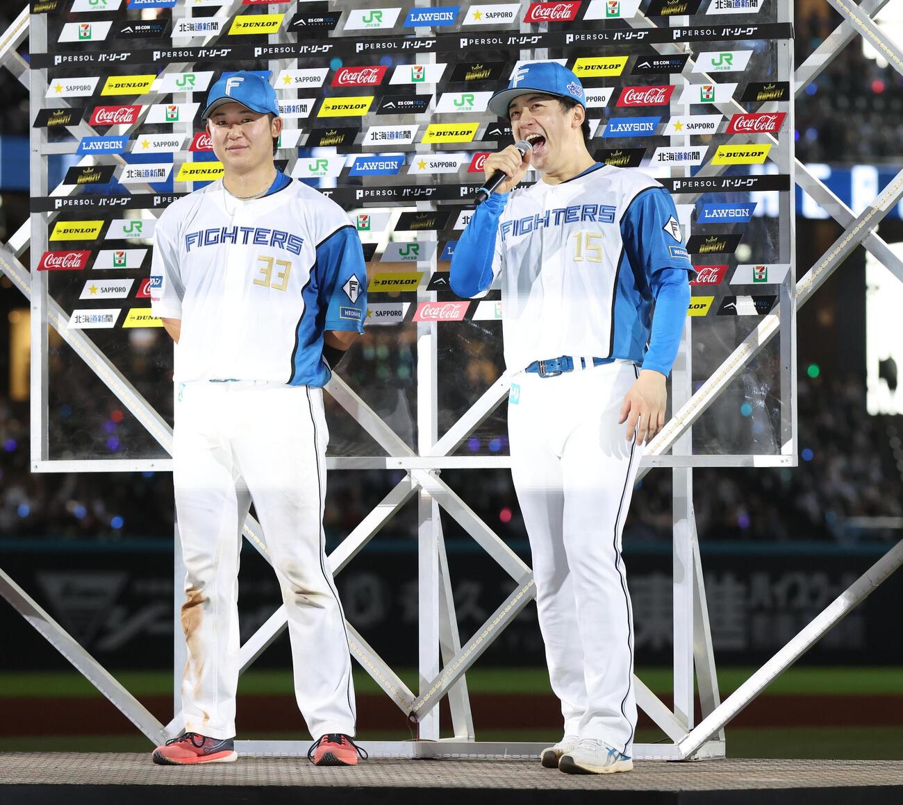 日本ハム対ロッテ　試合後、お立ち台で絶叫する日本ハム北山亘基。左は進藤勇也（撮影・黒川智章）