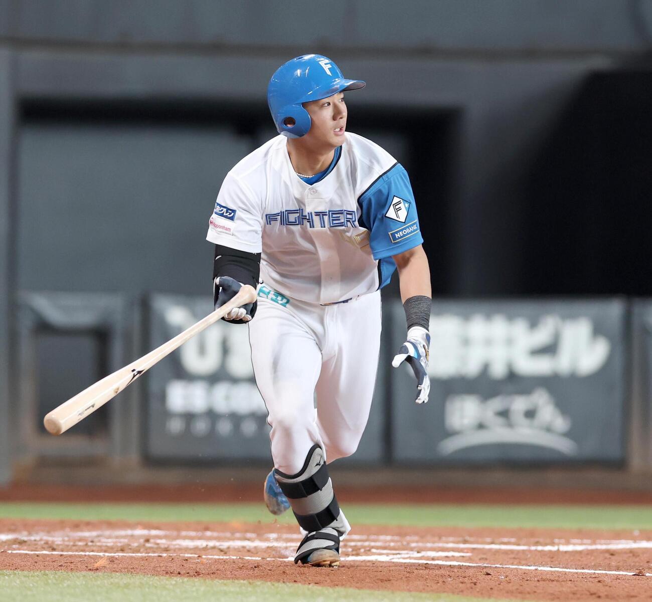 日本ハム対ロッテ　3回裏日本ハム1死二塁、適時三塁打を放つ大塚瑠晏（撮影・黒川智章）