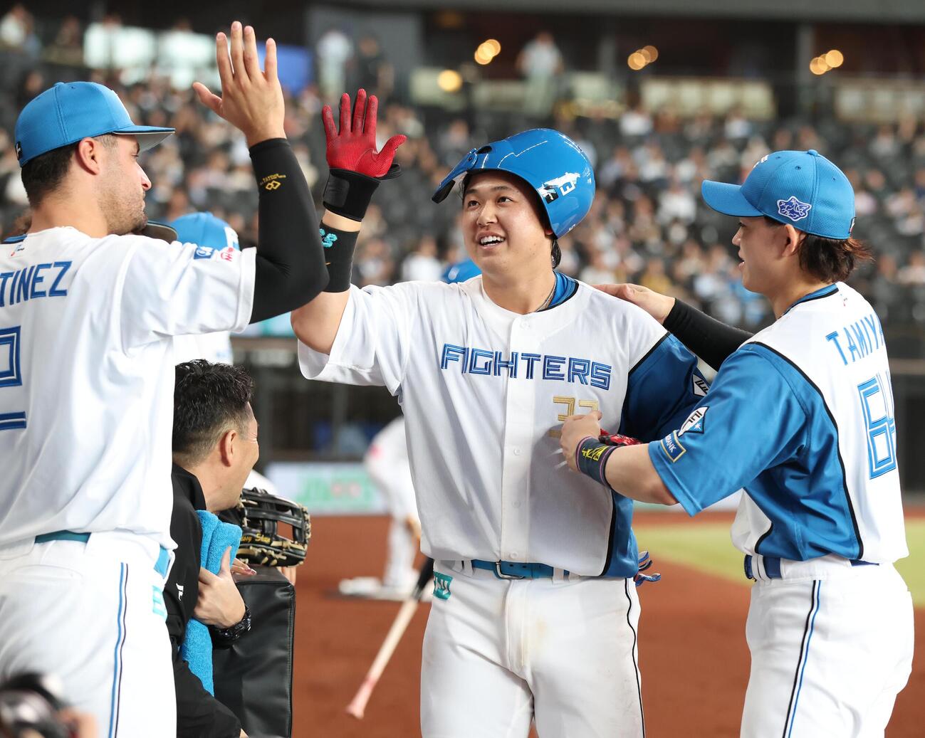 日本ハム対ロッテ　3回裏、本塁打を放ちナインに出迎えられる進藤勇也（撮影・黒川智章）