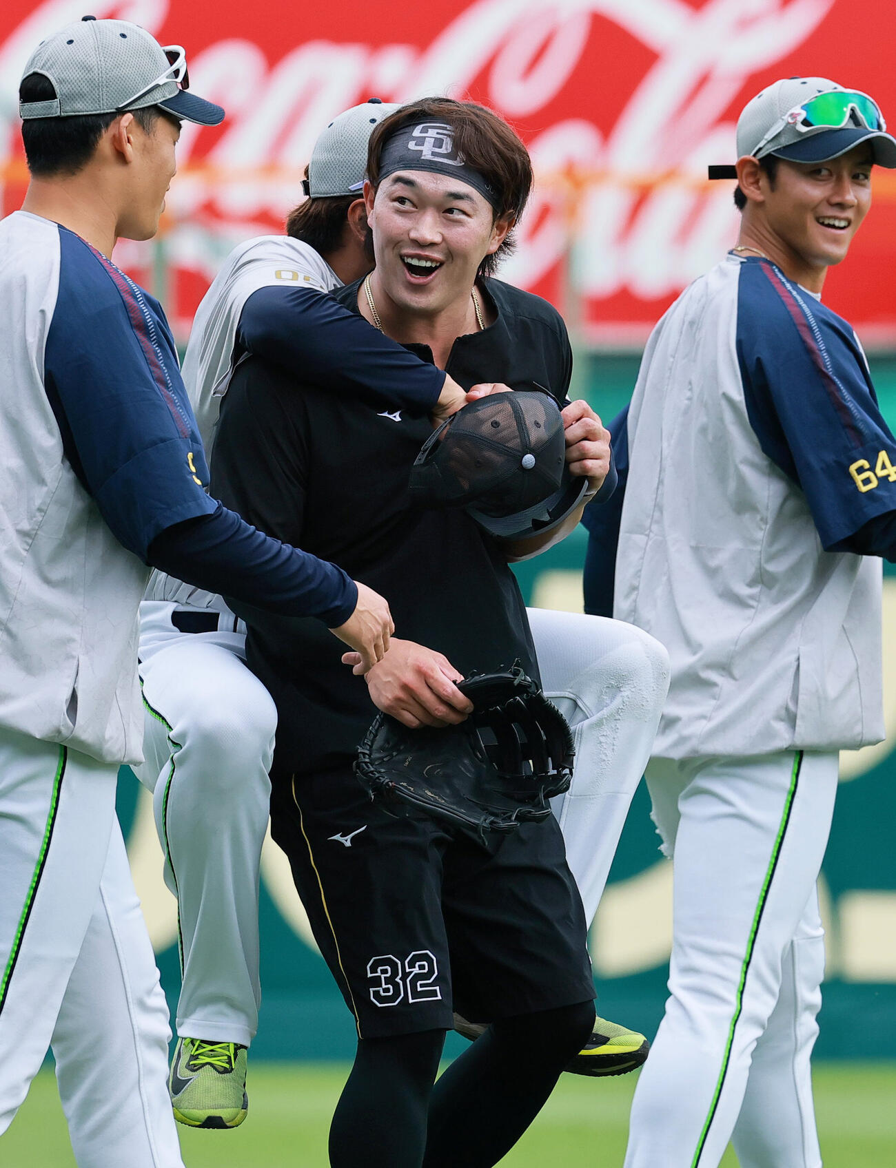 阪神対ヤクルト　試合前、ヤクルトの選手たちと笑顔で話す阪神浜田太貴（中央）（撮影・上山淳一）