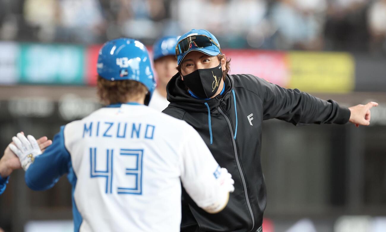 日本ハム対ロッテ　7回裏、スクイズを決めた水野達稀を笑顔で出迎える新庄剛志監督（撮影・黒川智章）