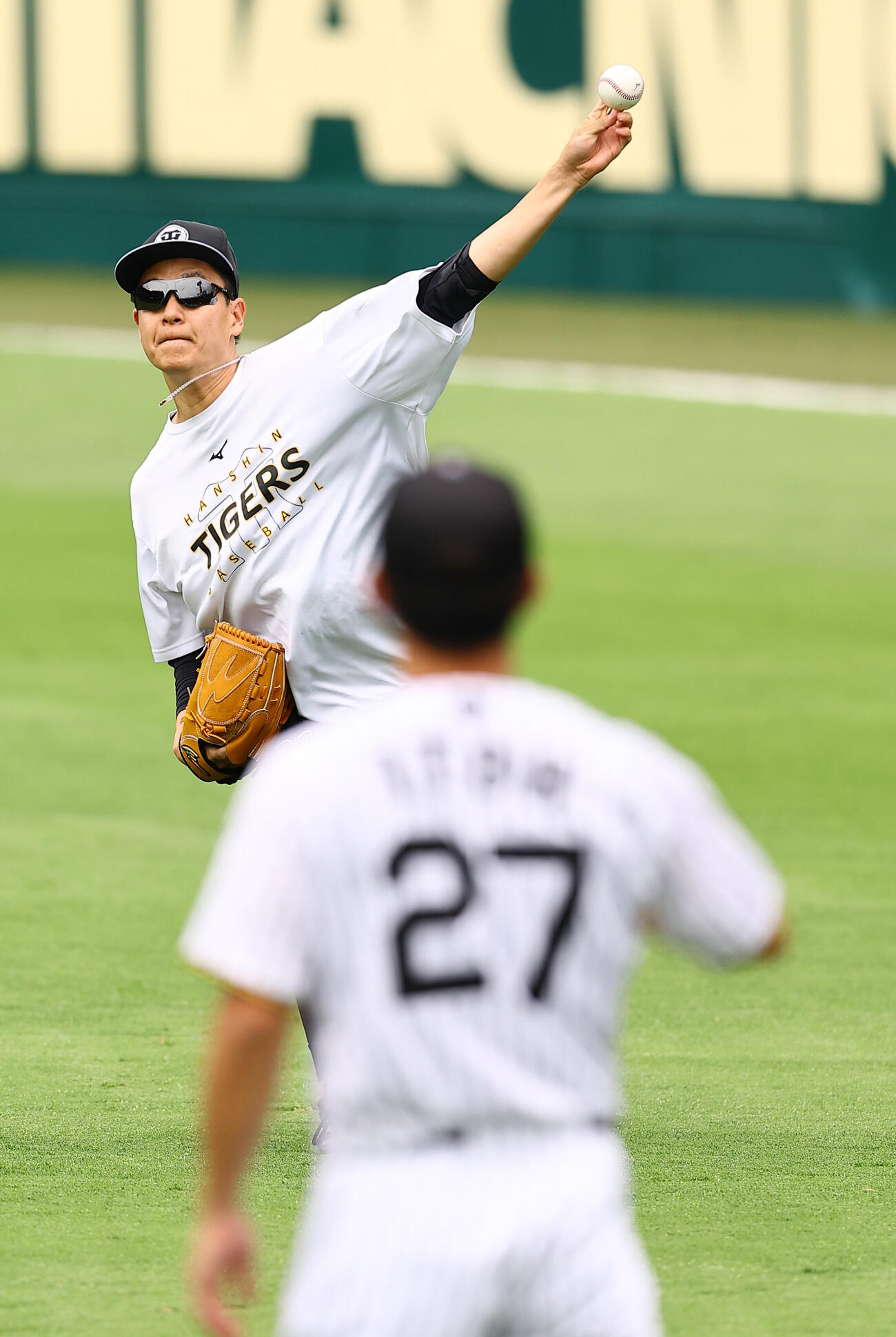 阪神対ヤクルト　伊藤将司とキャッチボールをする大竹耕太郎（撮影・上田博志)