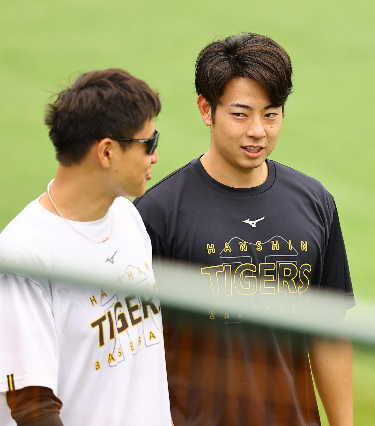 阪神対ヤクルト　大竹耕太郎（左）と話をする下村海翔（撮影・上田博志)