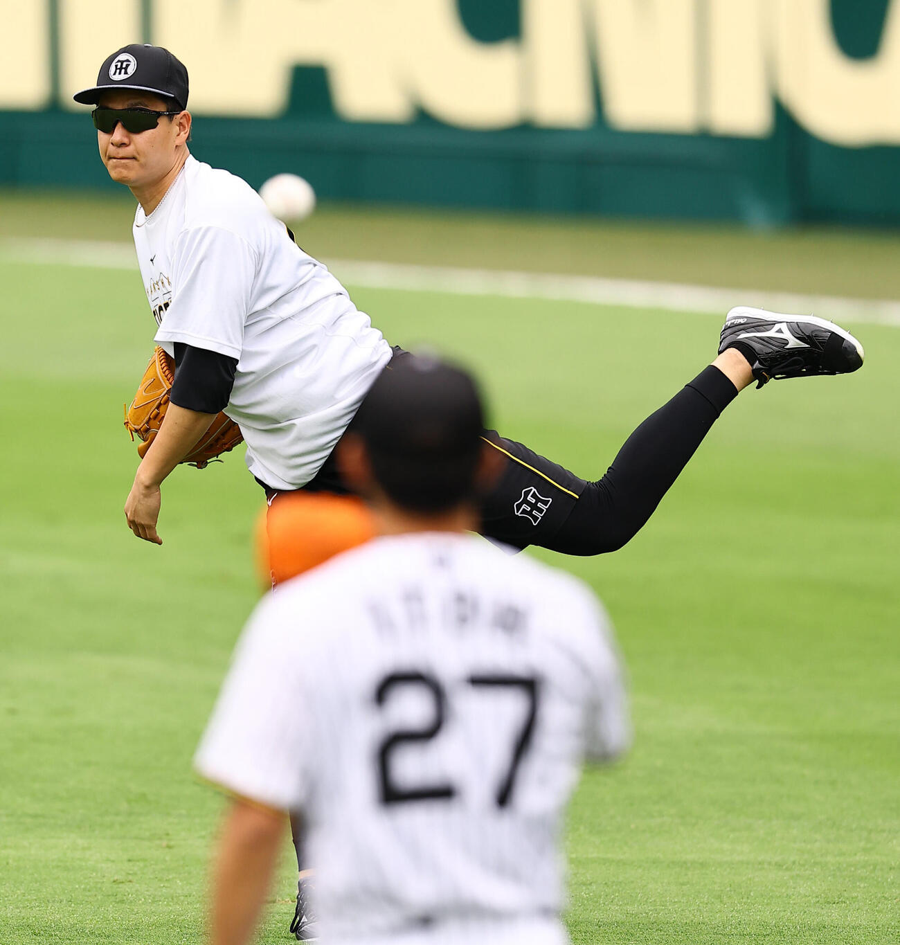 阪神対ヤクルト　伊藤将司とキャッチボールをする大竹耕太郎（撮影・上田博志)
