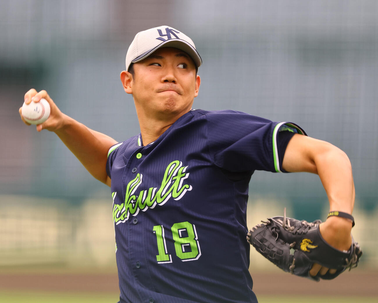 阪神対ヤクルト　キャッチボールをする奥川恭伸（撮影・上田博志)