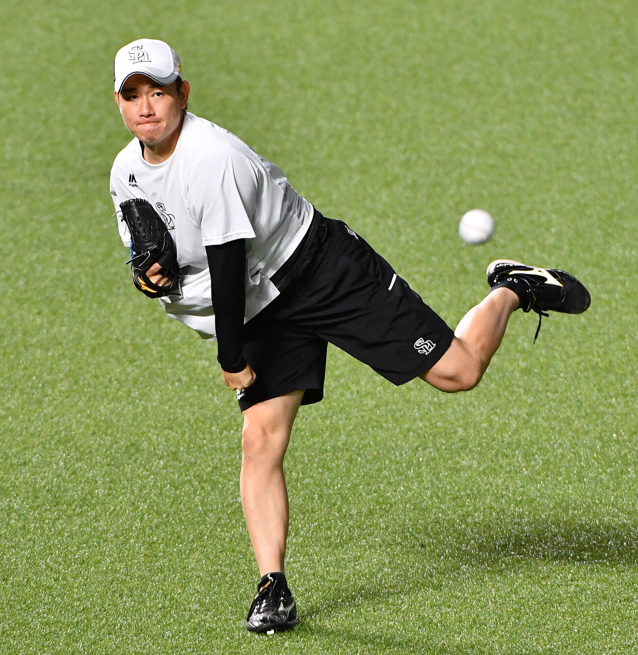 キャッチボールを行うソフトバンク中村稔弥（2026年6月17日撮影）