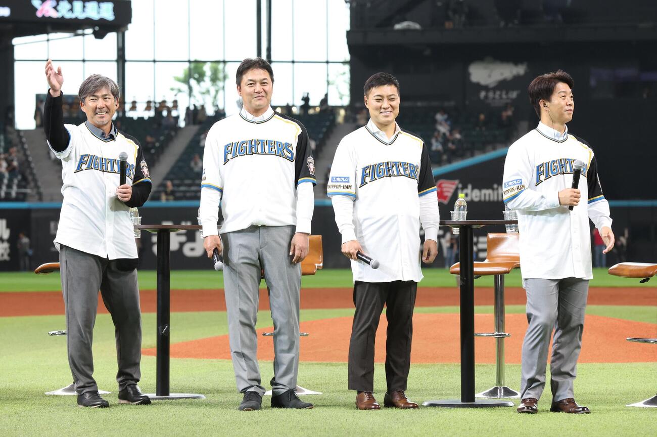 日本ハム対ロッテ　試合後、トークショーをする、左から日本ハムOBの小笠原道大氏、金子誠氏、田中賢介氏、鶴岡慎也氏（撮影・黒川智章）