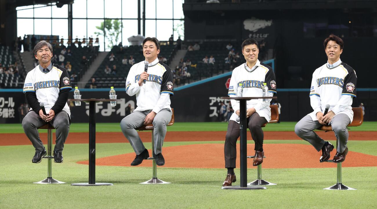 日本ハム対ロッテ　試合後、トークショーをする、左から日本ハムOBの小笠原道大氏、金子誠氏、田中賢介氏、鶴岡慎也氏（撮影・黒川智章）