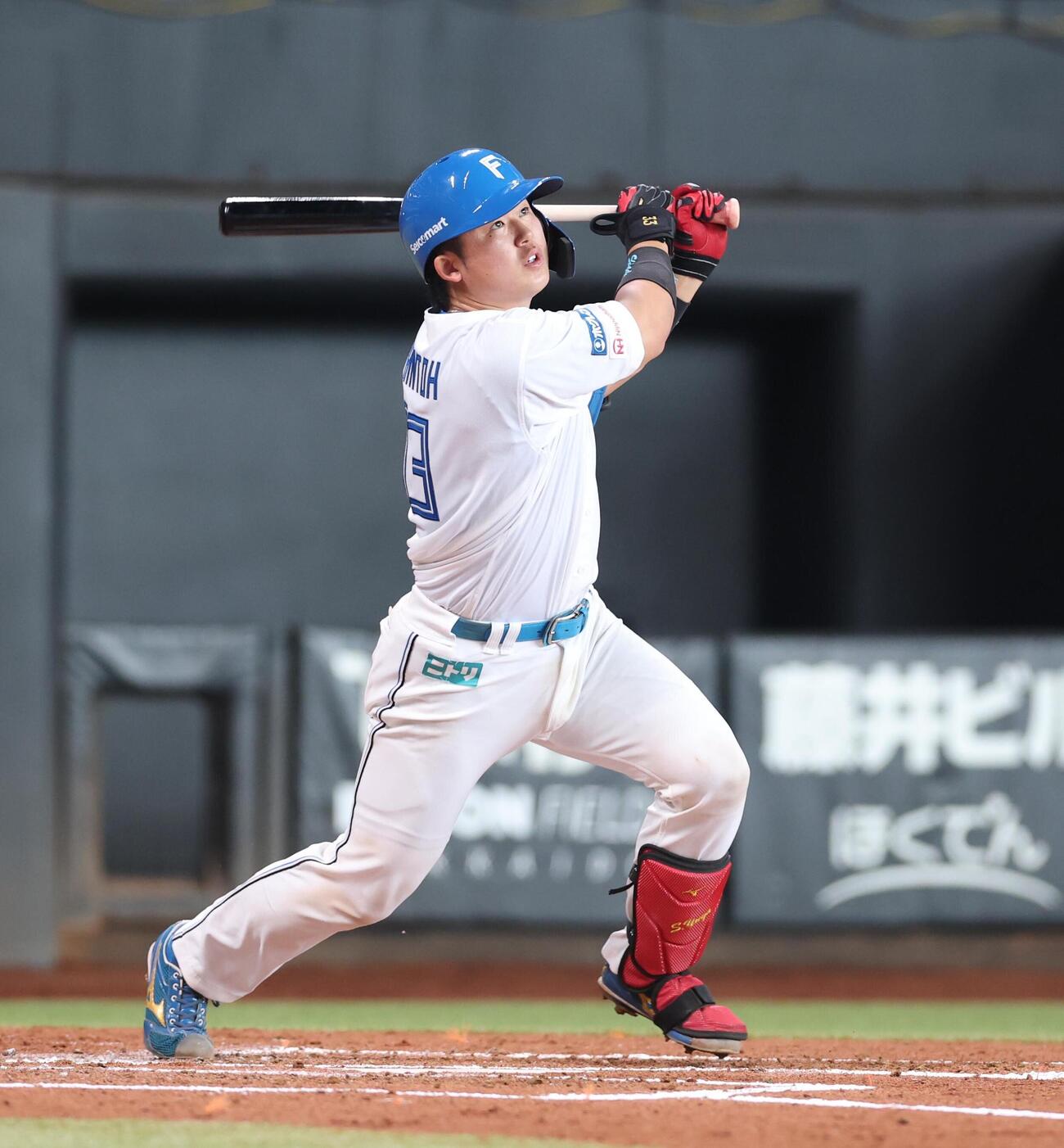 日本ハム対ロッテ　3回裏日本ハム無死、本塁打を放つ進藤勇也（撮影・黒川智章）
