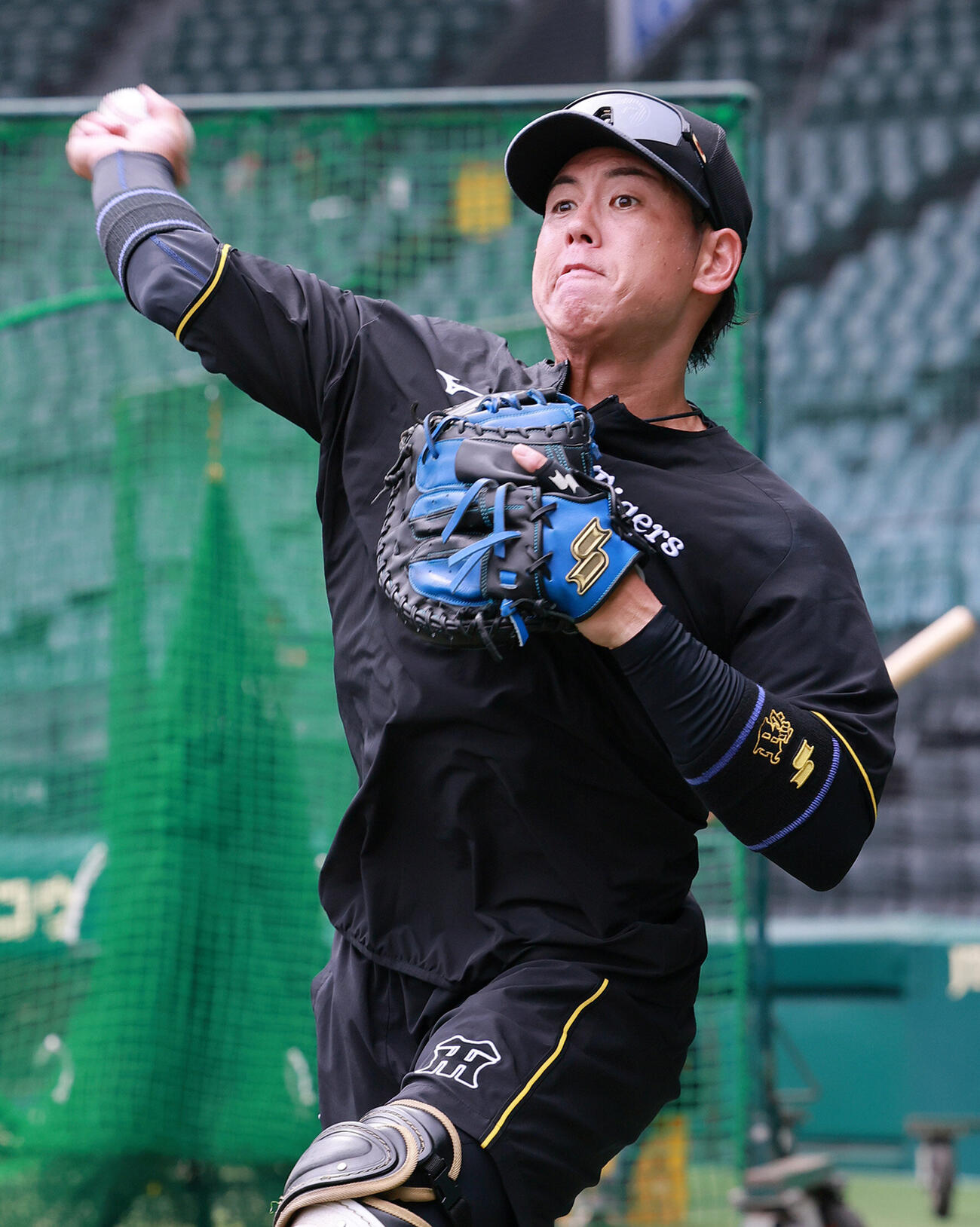 阪神対ヤクルト　試合前の練習で送球練習する阪神梅野隆太郎（撮影・上山淳一）