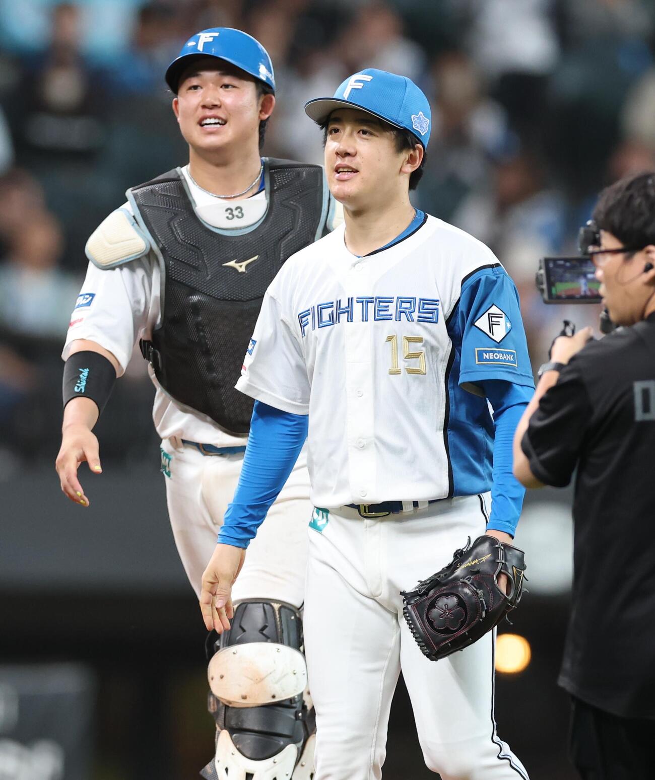日本ハム対ロッテ　試合後、笑顔で引き揚げる北山亘基（右）と進藤勇也（撮影・黒川智章）